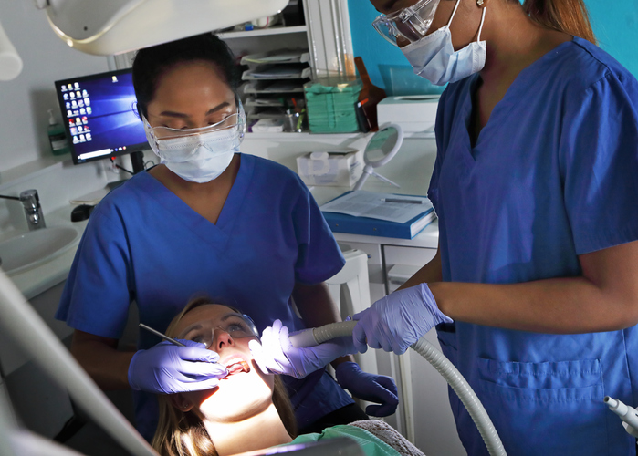 stomatolog pracujący nad zębami pacjentki