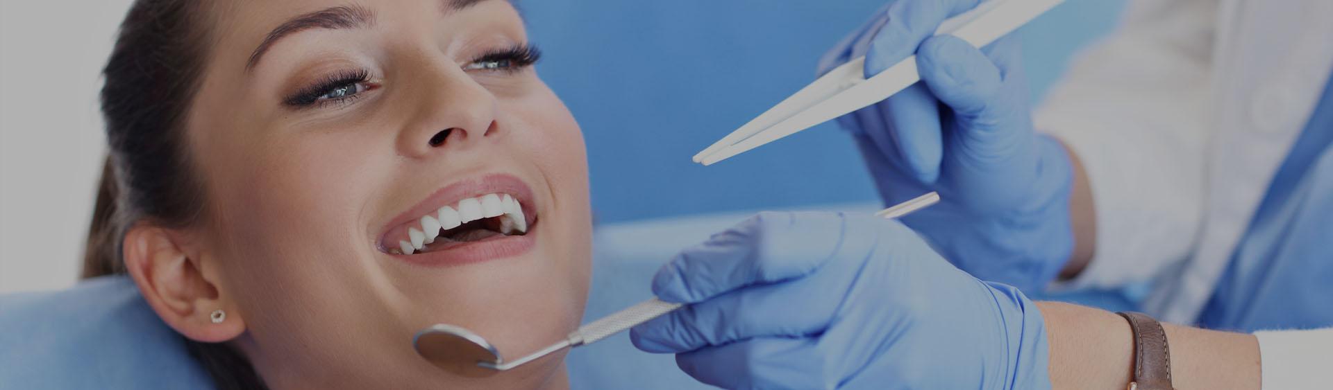 Pacjentka podczas zabiegu stomatologicznego