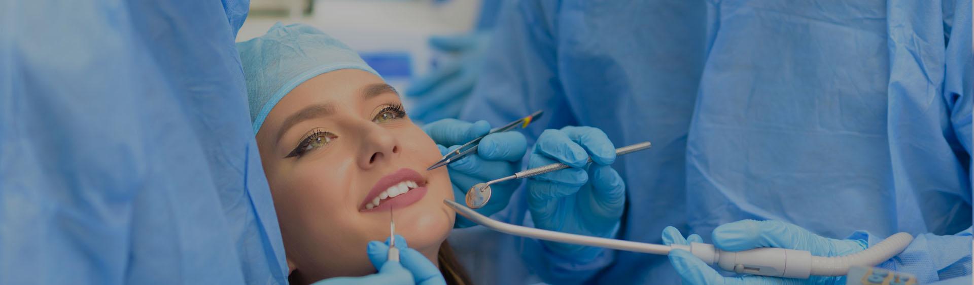Pacjentka przed usunięciem chirurgicznym zęba